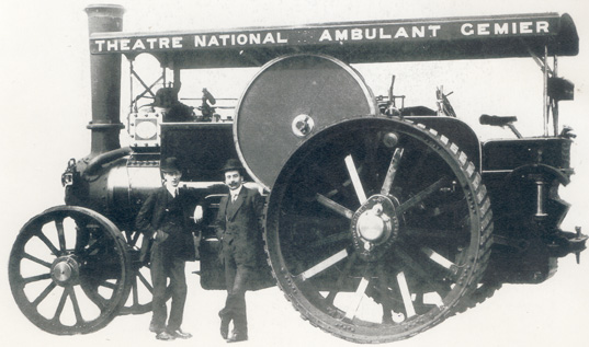 Firmin Gmier et l'ingnieur Moreau devant la locomotive du Thtre national ambulant